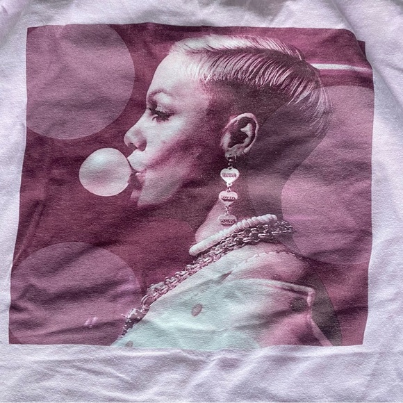 Jerry Leigh Pink Musician Music Pop Official t-Shirt Graphic Spell OUT - Picture 4 of 6